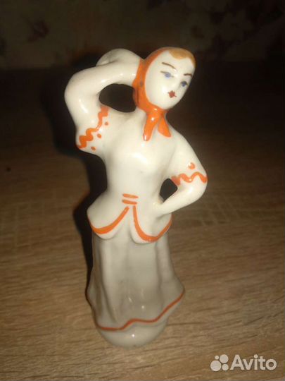 Статуэтка танцующая девушка