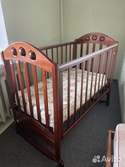 Детская кроватка с маятником Лель