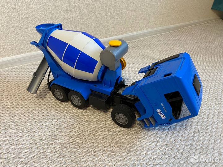 Игрушка бетоннмешалка bruder