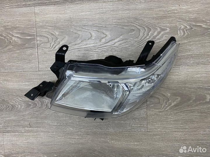 Фара Toyota Hilux Фар передний Тойота Хайлюкс Фона