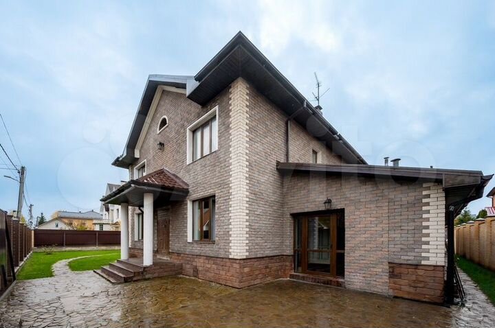 Коттедж 400 м² на участке 10 сот.