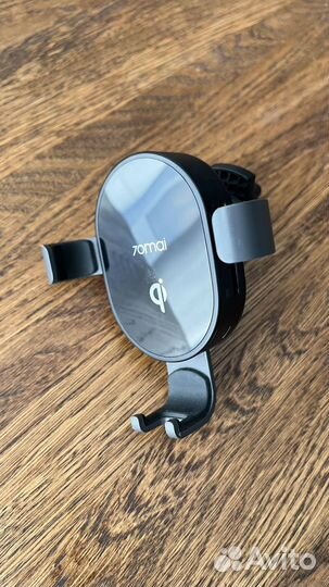 Автомобильный держатель с беспроводной зарядкой