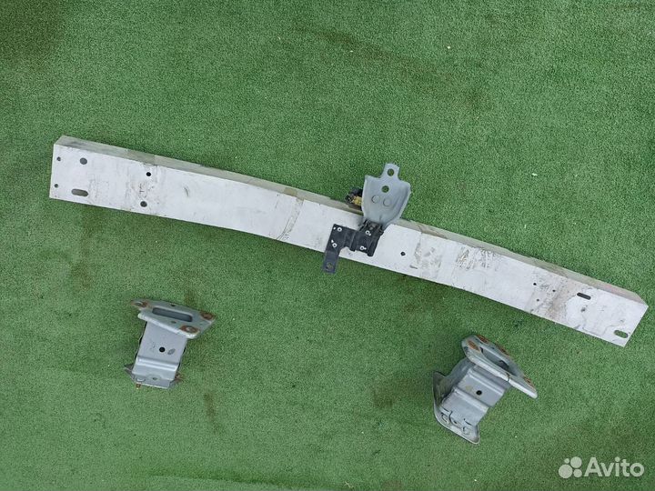 Усилитель бампера передний Nissan Tiida C11