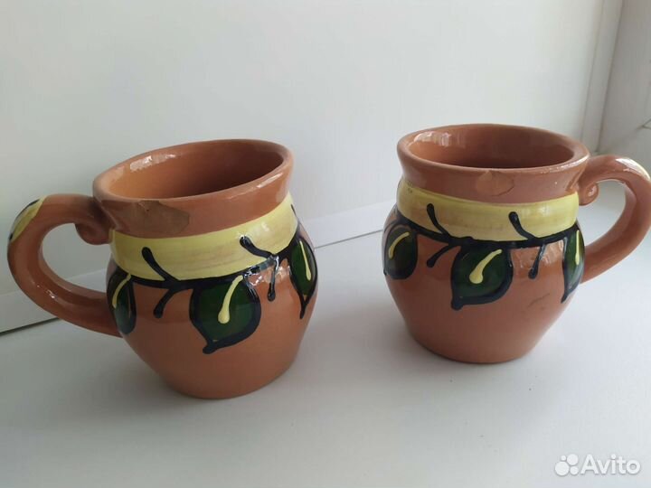 Глиняный кувшин с кружками