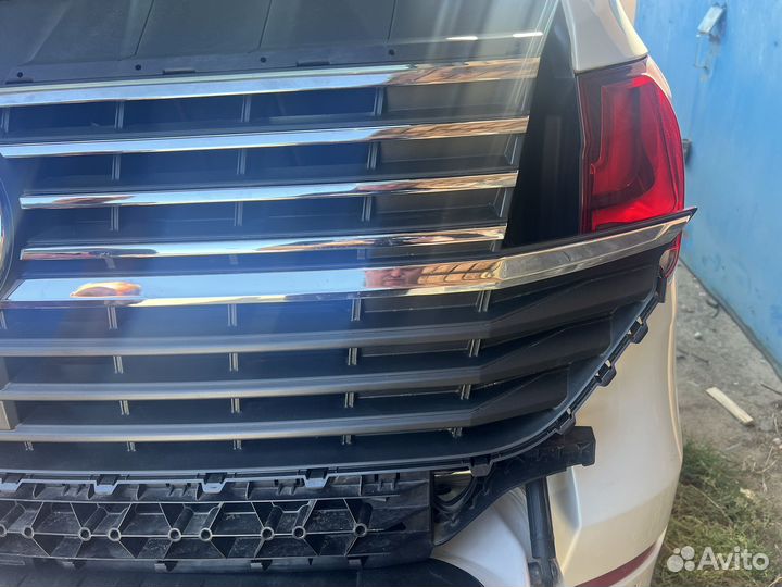 Решетка радиатора в сборе с кронштейном VW T6.1