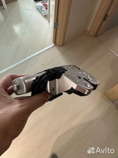 Замок багажника на volkswagen touareg