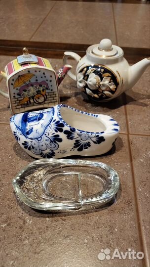 Миниатюрные чайники и башмачки