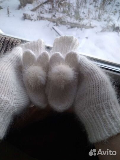 Варежки пуховые детские с ушками и помпончиками