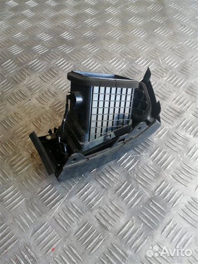 Дефлектор воздушный левый Hyundai Elantra HD G4FC