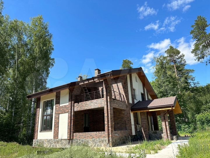 Коттедж 400 м² на участке 10 сот.