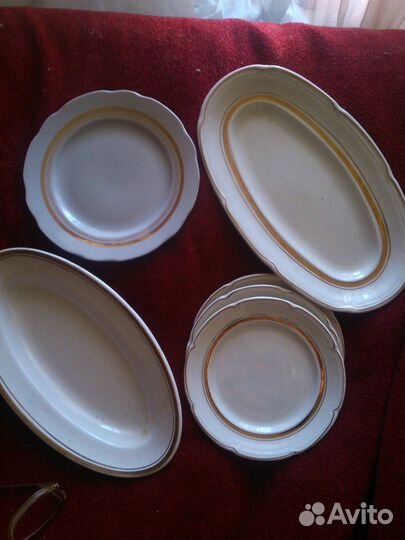 Набор посуды с огромным блюдом и разные тарелки