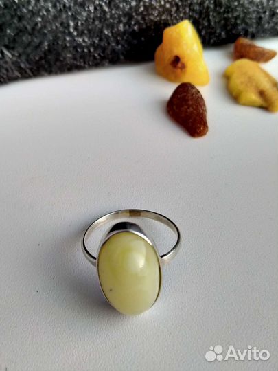 Серебряное кольцо с янтарем