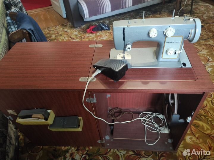 Швейная машина Чайка 142