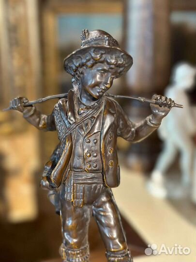 Бронзовая статуэтка