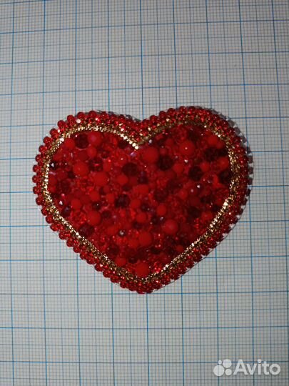 Брошь ручной работы из бисера