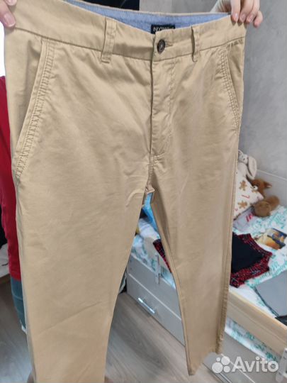 Джинсы к низу зауженные