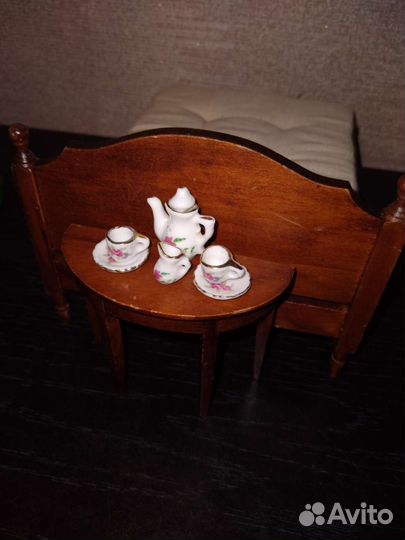 Мебель и посуда для кукольного домика