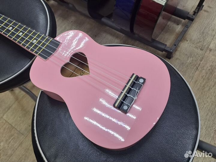 Укулеле розовая с сердечком