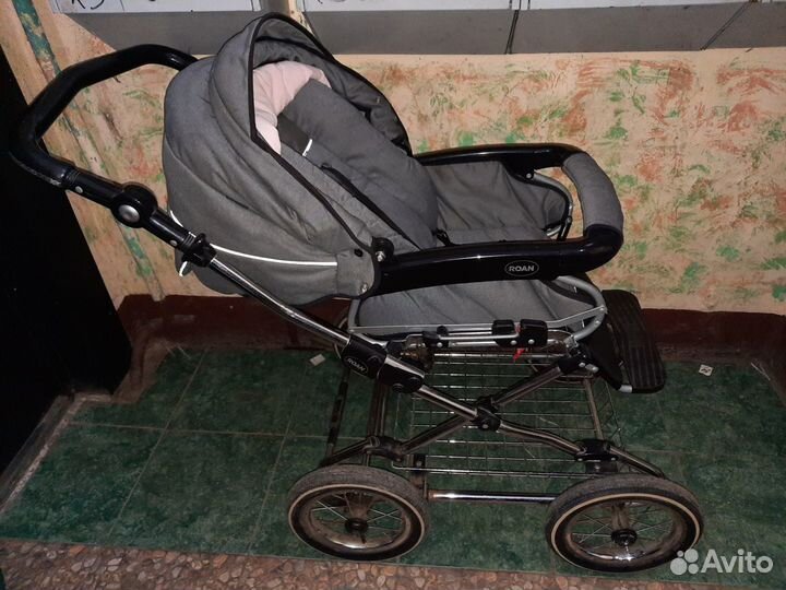 Коляска 2 в 1 Roan Rialto и меховой конверт womar