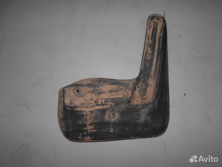 Брызговик задний правый Almera