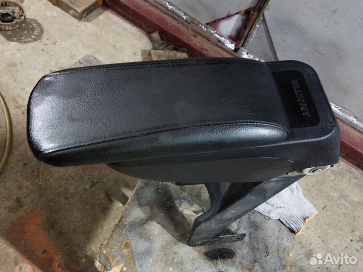 Подлокотник renault duster