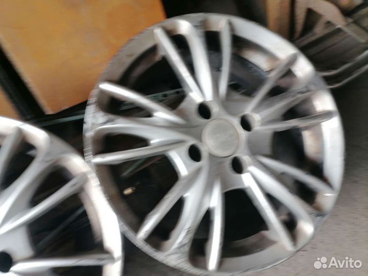 Литые диски r15 на hyundai solaris бу 3штуки