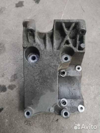 Кронштейн компрессора кондиционера Ford Focus 2