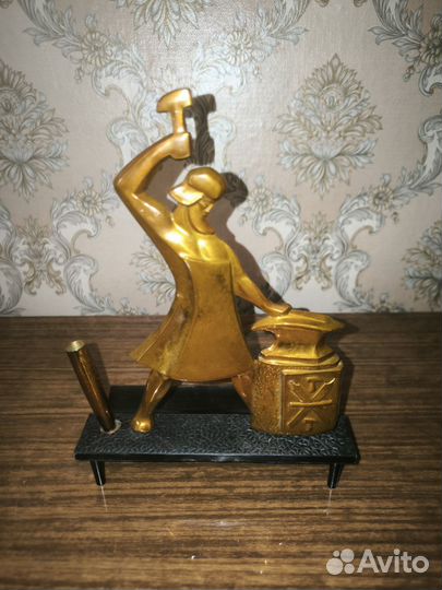 Статуэтка подставка для ручки 