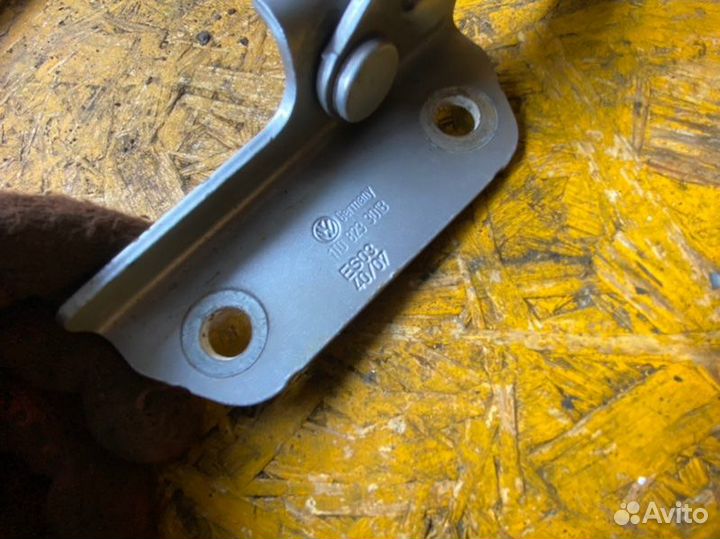 Петля капота левая Volkswagen Caddy 2KB 1.9 2008