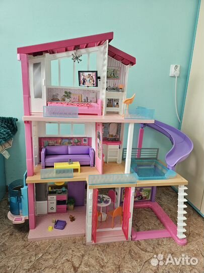 Большой кукольный домик с мебелью