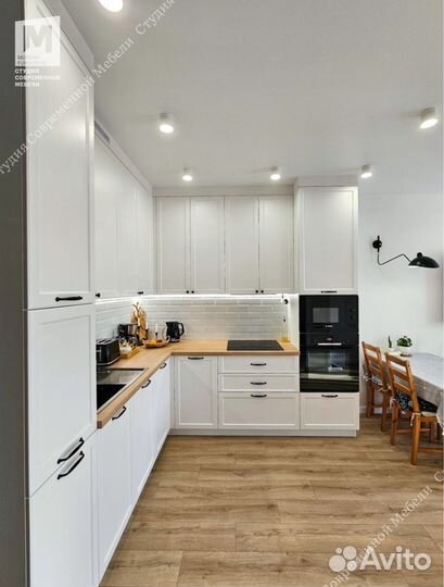 Классическая кухня для открытой планировки