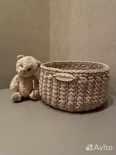 В наличии вязанная корзина для хранения