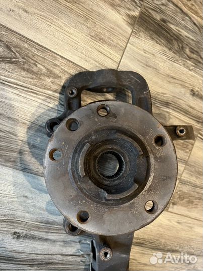 Поворотный кулак передний правый для Touareg