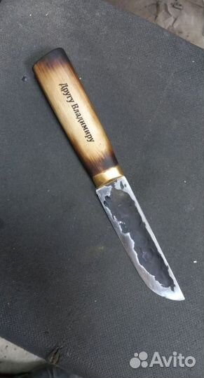 Нож охотничий заточку держит