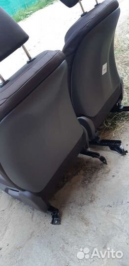 Сиденья с Лексусa HS250H