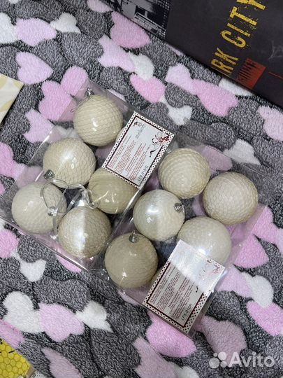 Белые шарики