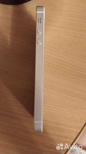 Телефон iPhone SE