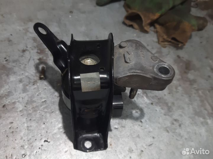 Подушка двигателя toyota corolla 120