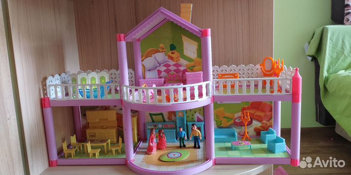 Кукольный домик с мебелью и куклами