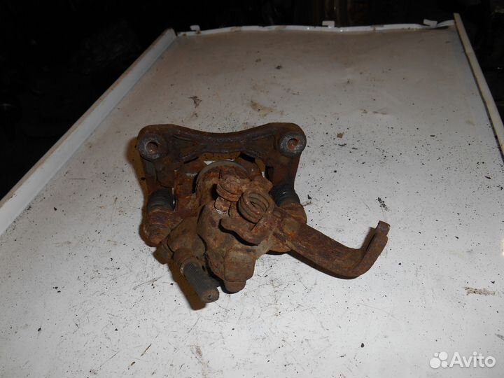 Суппорт задний правый Nissan Primera P10