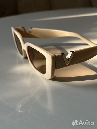 Солнцезащитные очки в стиле valentino