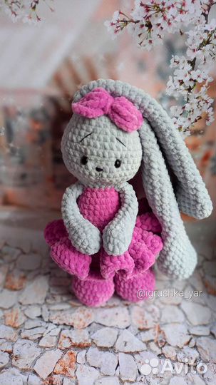 Мягкая вязаная игрушка плюшевый заяц ручной работы