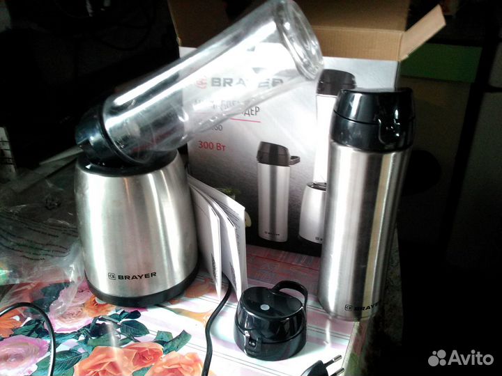 Блендер для приготовления коктейлей и смузи