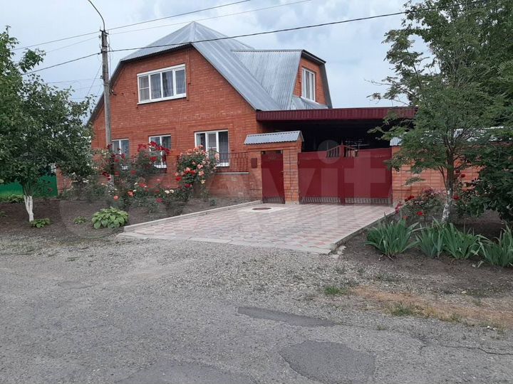 Дом 164,8 м² на участке 8 сот.