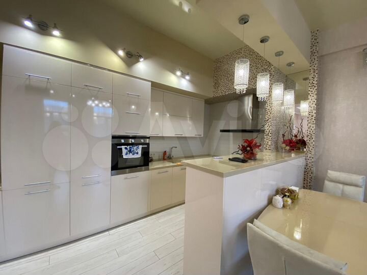 3-к. квартира, 100 м², 1/7 эт.