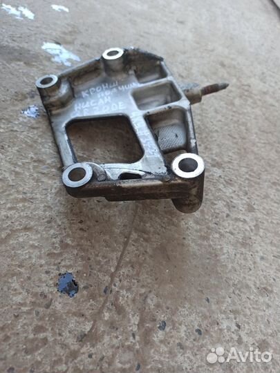 Кронштейн двигателя правый двигатель QR20DE