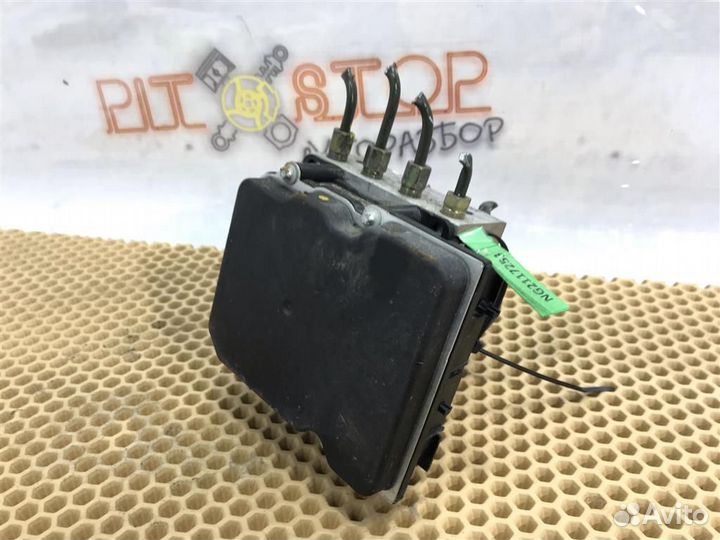 Блок ABS под капотом Nissan Fuga (Y50) 2004 - 2007