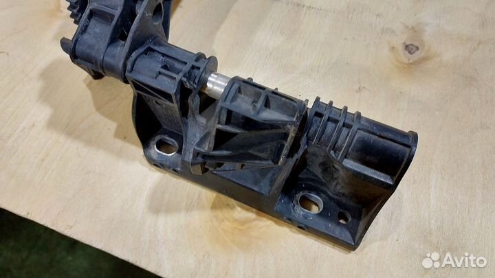 Кронштейн радиатора W212,S212