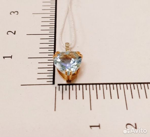 Золотая подвеска с камнем