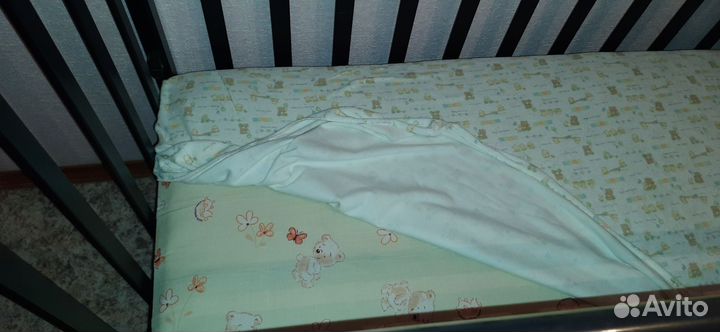 Детская кроватка с маятником и ящиком